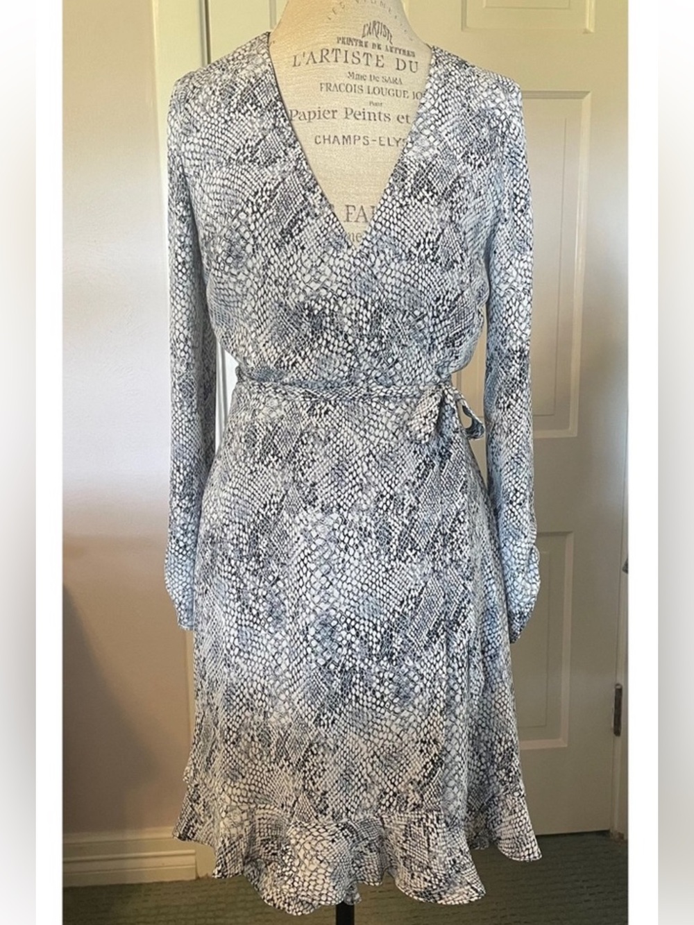 Women's Gray Snake-Print Wrap Dress - Timeless Wrap Silhouette Gianni bini xs